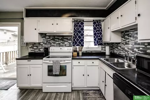 9056 Meadow Dr, Omaha, NE 68114