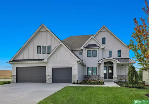 10908 S 98 Avenue Cir, Papillion, NE 68046