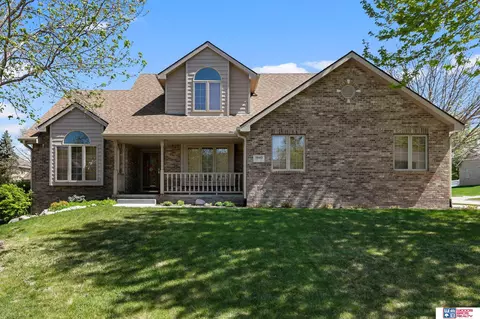 5940 Cross Creek Rd, Lincoln, NE 68516