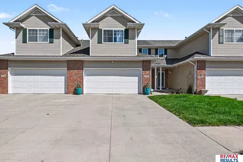 17564 Parker Plz, Omaha, NE 68118
