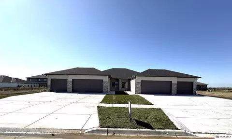 5001 Donnette Dr, Lincoln, NE 68514