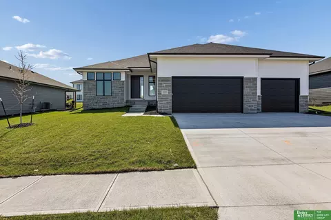 12375 Lake Vista Dr, Papillion, NE 68046