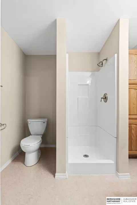 Bath - 16607 Loop St, Omaha, NE 68136 photo 4 of 4