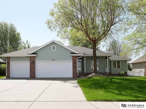20911 Hampton Cir, Gretna, NE 68028