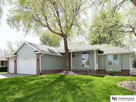 20911 Hampton Cir, Gretna, NE 68028
