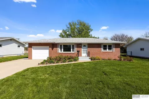 108 Meadow Ln, Gretna, NE 68028