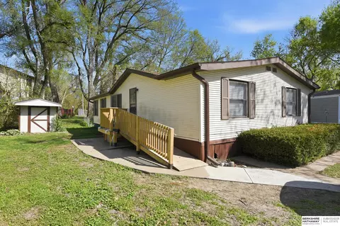 7631 N 101 Plz, Omaha, NE 68122