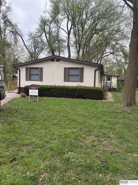 7631 N 101 Plz, Omaha, NE 68122