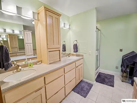 Bath - 1520 S 3rd Ave, Beatrice, NE 68310 photo 2 of 6