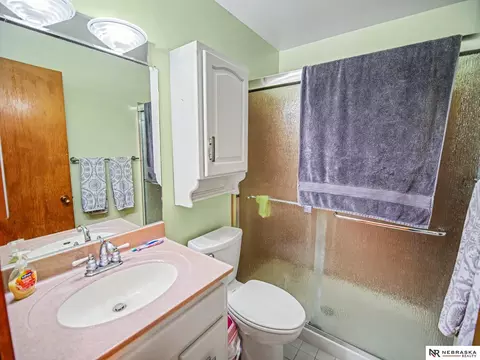 Bath - 1520 S 3rd Ave, Beatrice, NE 68310 photo 5 of 6