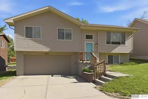 7912 Potter Plz, Omaha, NE 68122
