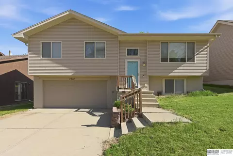 7912 Potter Plz, Omaha, NE 68122