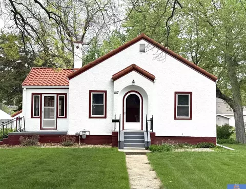 817 N 12th St, Beatrice, NE 68310