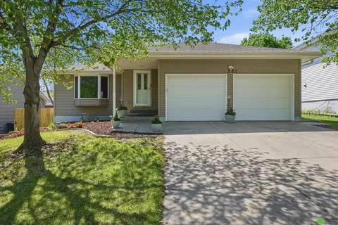 3221 Canyon Rd, Lincoln, NE 68516