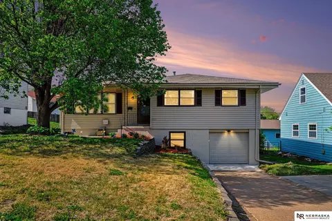 8110 Bowie Dr, Omaha, NE 68114