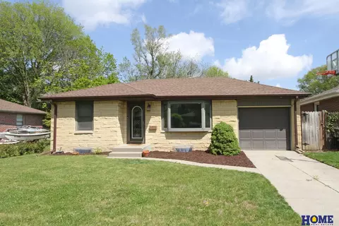 3944 Apple St, Lincoln, NE 68503