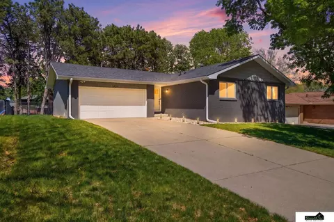 6424 Deerwood Dr, Lincoln, NE 68516
