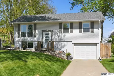 9332 Redman Cir, Omaha, NE 68134