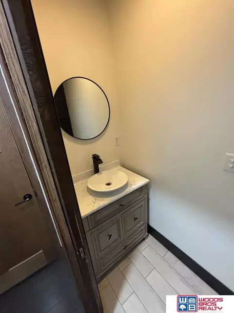 Bath - 1019 N 7th St, Beatrice, NE 68310 photo 1 of 5