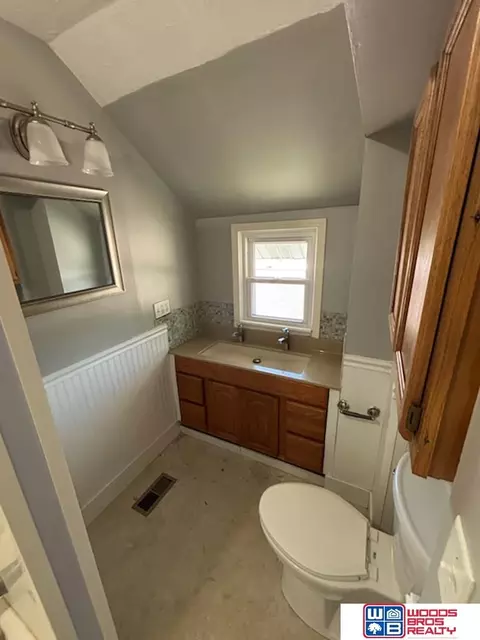 Bath - 1019 N 7th St, Beatrice, NE 68310 photo 4 of 5