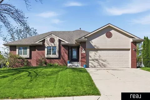 2013 Liberty Ln, Papillion, NE 68133