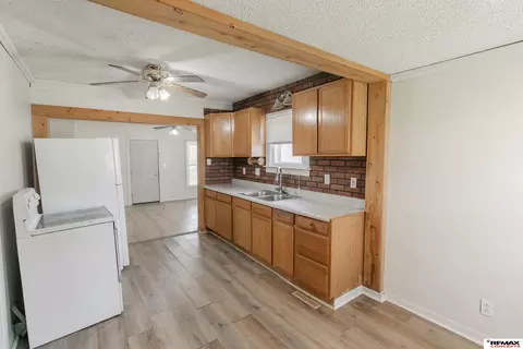 Entry Way - 918 Scott St, Beatrice, NE 68310 photo 5 of 5