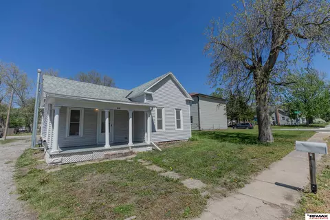 Exterior - 918 Scott St, Beatrice, NE 68310 photo 5 of 8