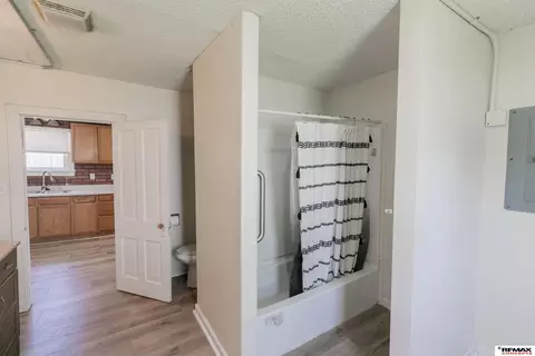 Bath - 918 Scott St, Beatrice, NE 68310 photo 1 of 1