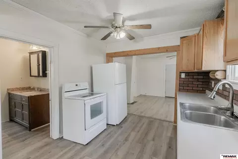 Entry Way - 918 Scott St, Beatrice, NE 68310 photo 4 of 5