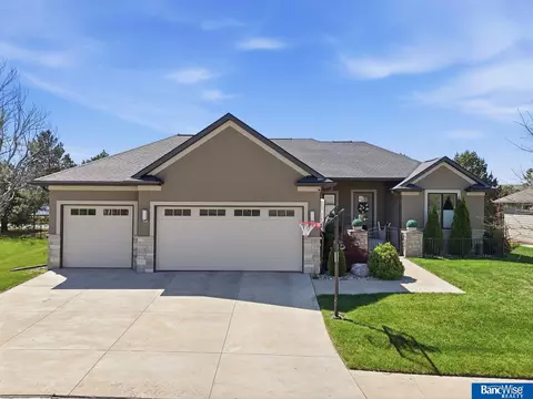 9333 Blackwood Ave, Lincoln, NE 68526