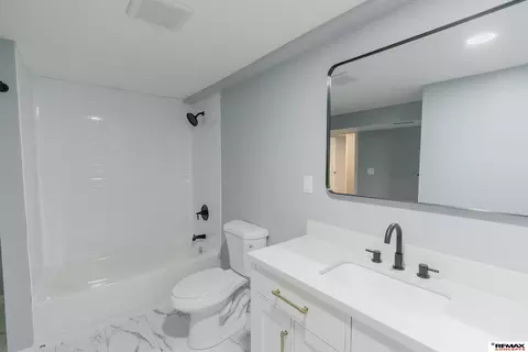 Bath - 1612 Northridge Rd, Beatrice, NE 68310 photo 3 of 4