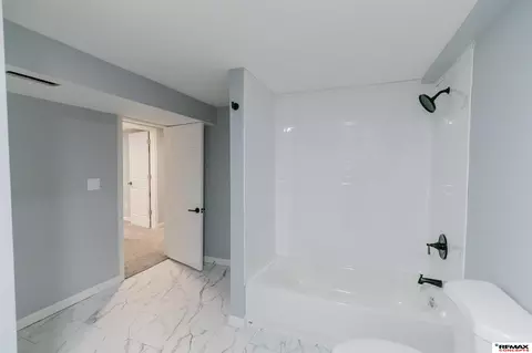 Bath - 1612 Northridge Rd, Beatrice, NE 68310 photo 4 of 4