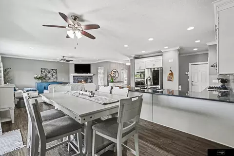 Dining - 320 Riverside Dr, Waterloo, NE 68069 photo 2 of 2
