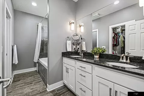 Bath - 320 Riverside Dr, Waterloo, NE 68069 photo 2 of 4