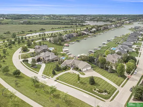 17808 S Reflection Ave, Bennington, NE 68007