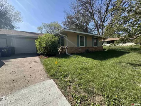 3301 Gott Cir, Lincoln, NE 68524