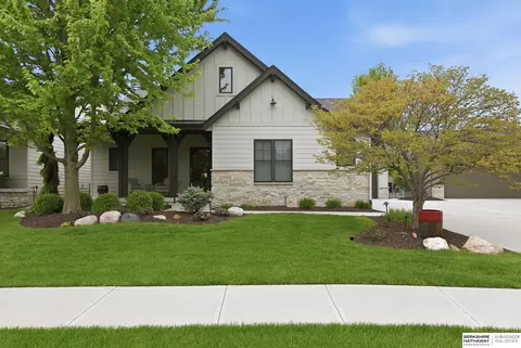 21993 Brookside Ave, Elkhorn, NE 68022