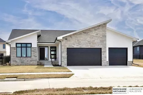 20709 Woodridge Dr, Gretna, NE 68028