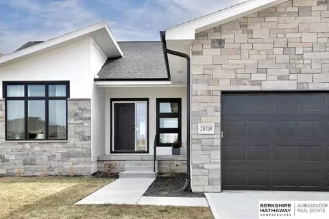 20709 Woodridge Dr, Gretna, NE 68028