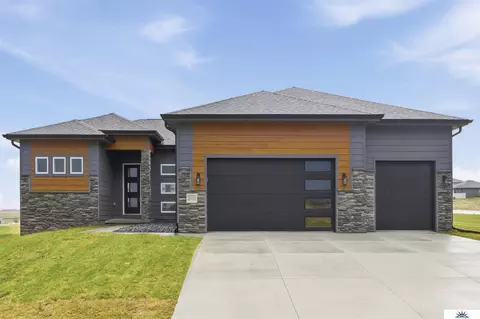 21115 Alex Ave, Elkhorn, NE 68022