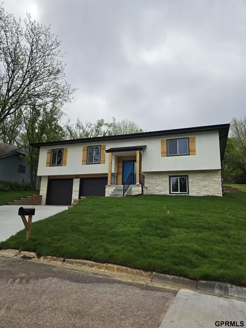 5129 Raven Oaks Dr, Omaha, NE 68152