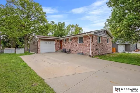 4710 S 44th St, Lincoln, NE 68516