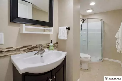 Bath - 455 Eagle Dr, Eagle, NE 68347 photo 2 of 2