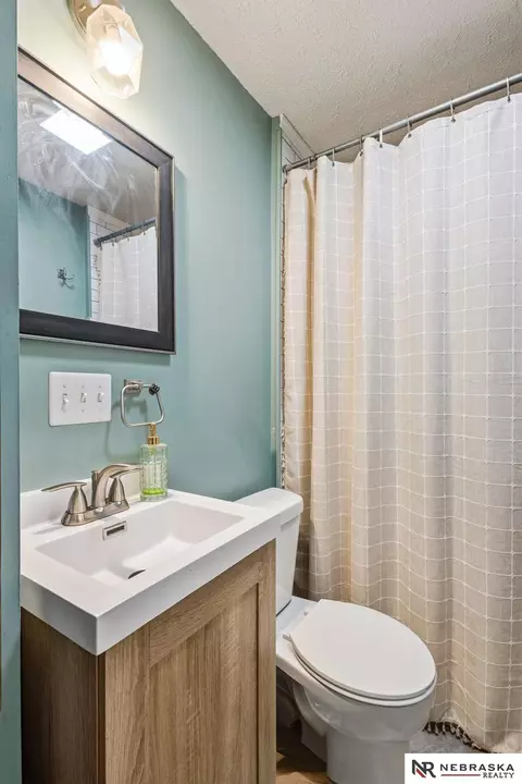 Bath - 1406 N 10th St, Beatrice, NE 68310 photo 1 of 2