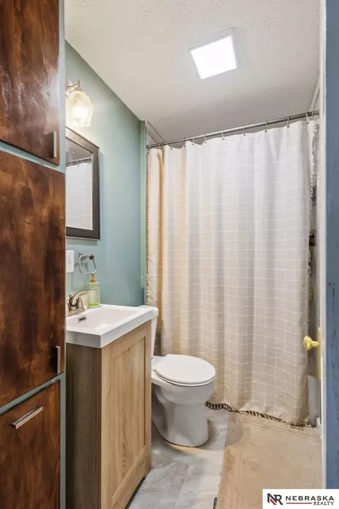 Bath - 1406 N 10th St, Beatrice, NE 68310 photo 2 of 2