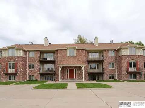 4321 S 58th St #8, Lincoln, NE 68516