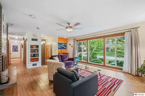 541 Lakewood Dr, Lincoln, NE 68510