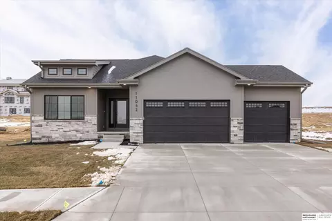 5813 N 214th Avenue Cir, Elkhorn, NE 68022