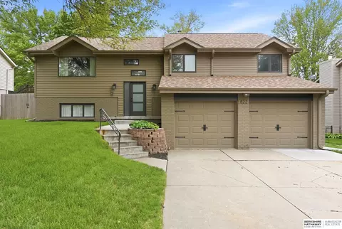 822 Driftwood Dr, Papillion, NE 68046