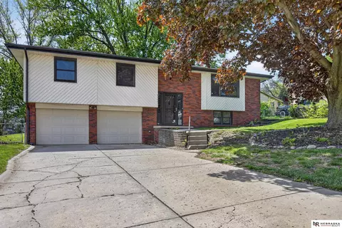 5085 Whitmore St, Omaha, NE 68152